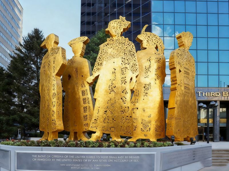 少数民族剪影人物雕塑